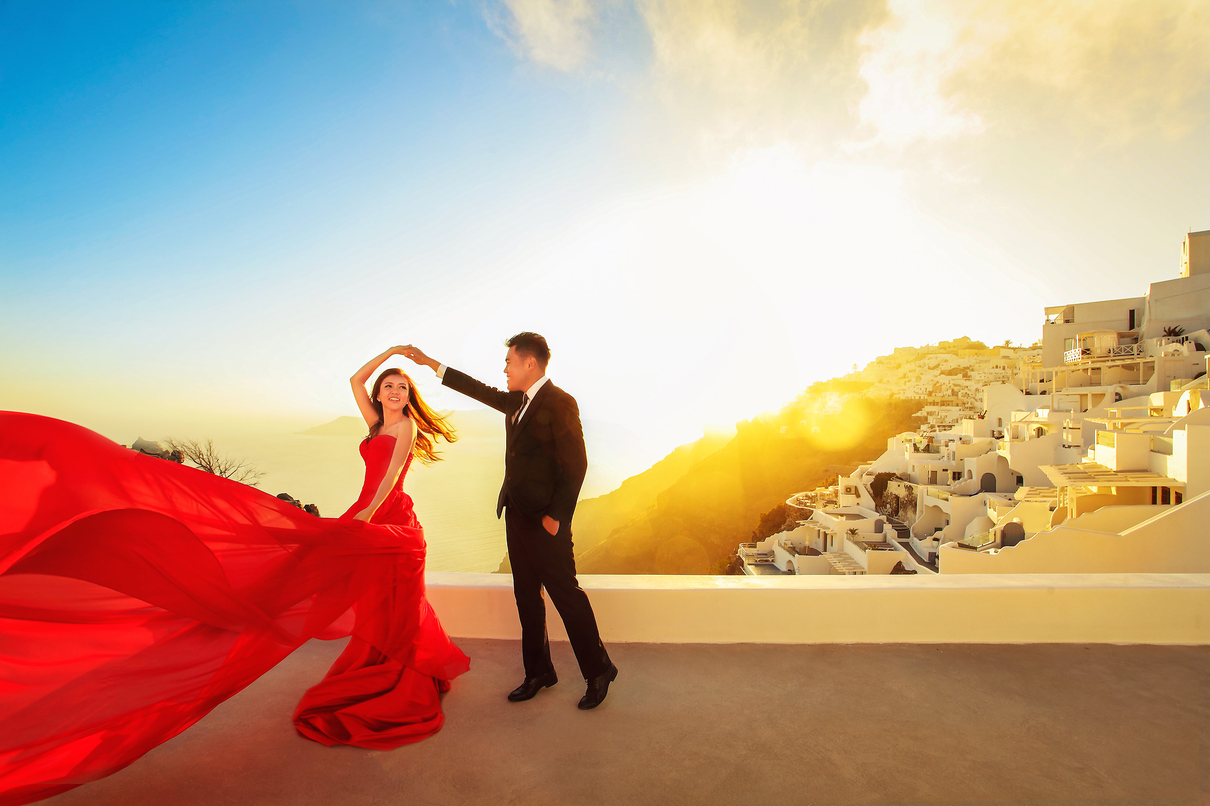 santorini pre wedding during sunset in oia